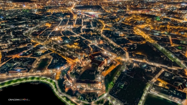 krakow nocą zdjęcie z drona