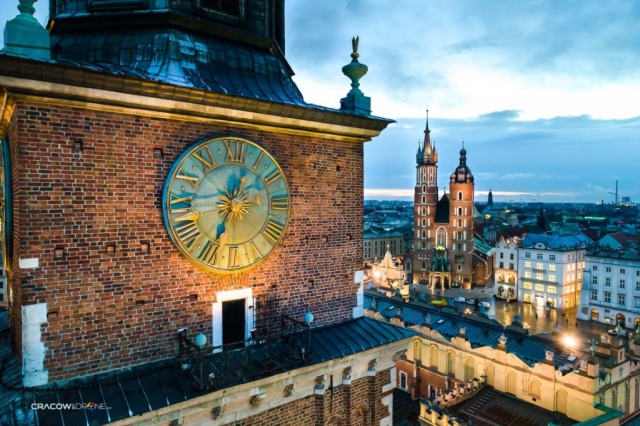 ratusz w Krakowie zdjęcie z drona