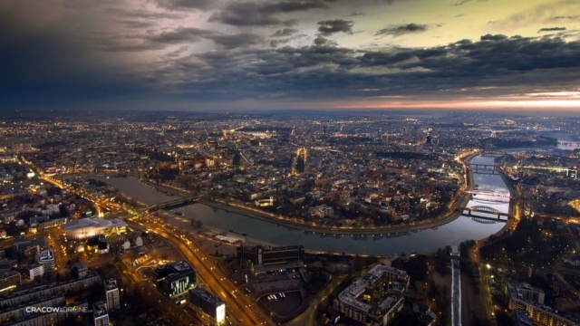 widok na zakole wisły z drona