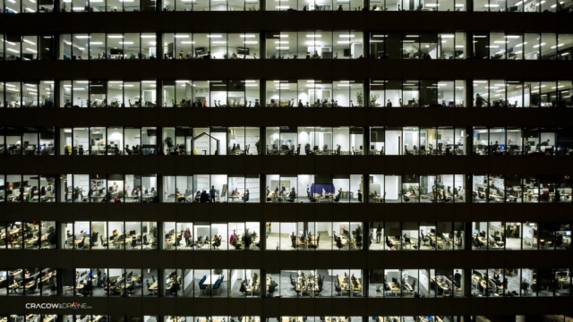 zdjęcia biurowca z drona