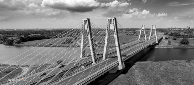 zdjęcie mostu z drona