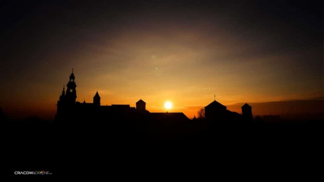 zdjęcie wawelu o zachodzie słońca