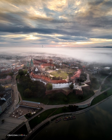 zdjęcie z drona Wawel we mgle